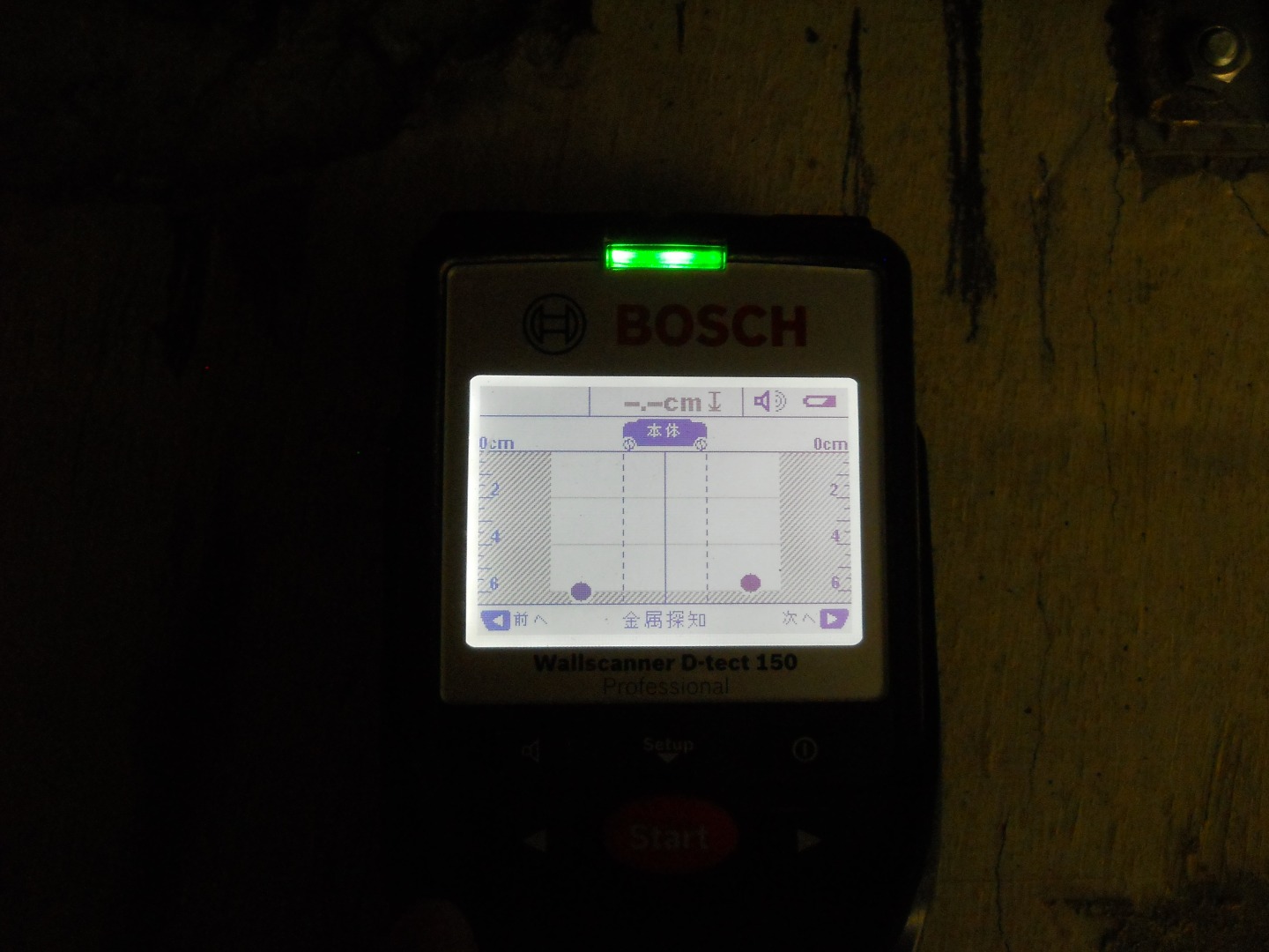 躯体貫通工事1  金属探知機で躯体内の鉄筋を確認。