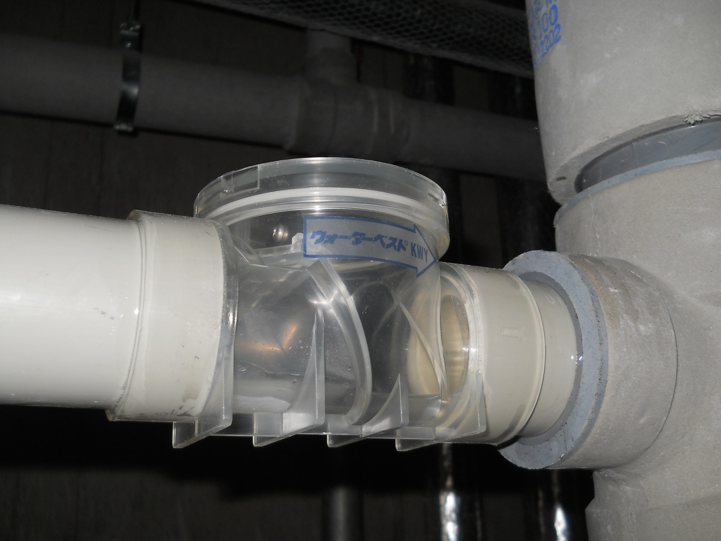 通水試験2  ドレン配管接合部をクリアにすることで通水状況を目視で確認。