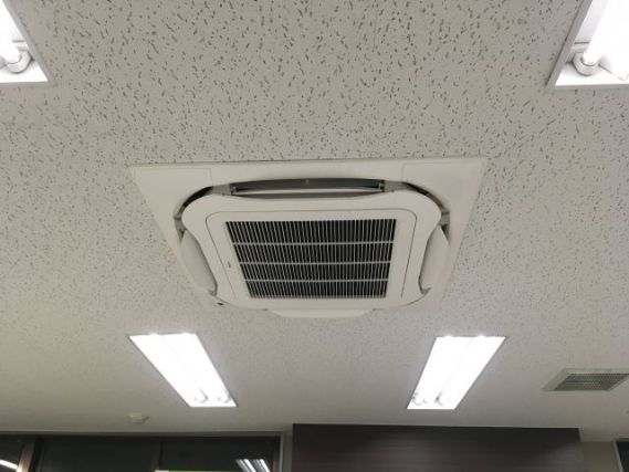 天井に設置されたエアコン